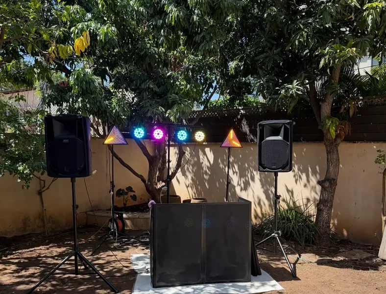 טכנאי DTSpeakers מכין רמקולים מקצועיים על במה באירוע